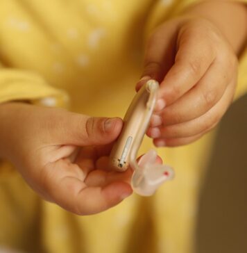 Jak dbać o aparat słuchowy